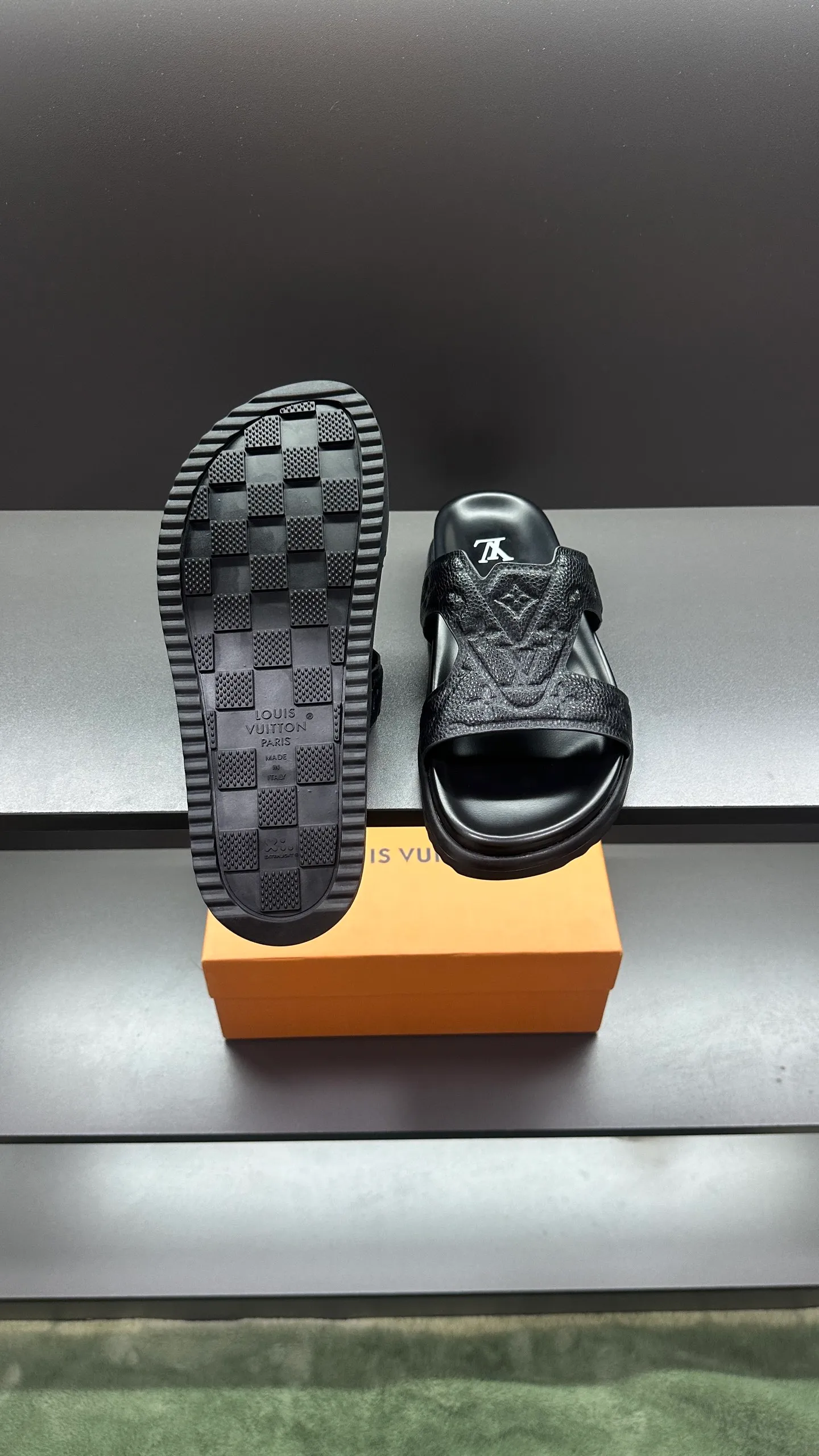 P300 🔍Top purchasing agent LV men's spring and summer slippers counter synchronized. The upper is made of cowhide fabric imported from Italy, with logo graphics and high-quality craftsmanship. The sole is: the original sole provided by the original factory. The exclusive molded sole is super comfortable. The original factory follows the order. 🔍🔍High quality. You can enter and exit the counter at will. Welcome to compare. Size 38-45
